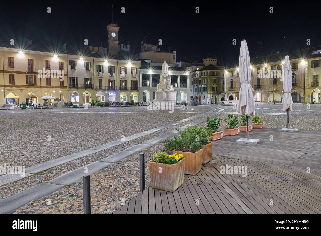 Plaza desierta por la noche, Plaza italiana tradicional en la ciudad de Vercelli Foto de stock