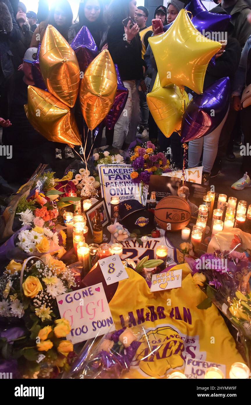 Memorial de Kobe Bryant frente a Staples Center el 26 de enero de 2020 en Los Ángeles, CA. Foto de stock