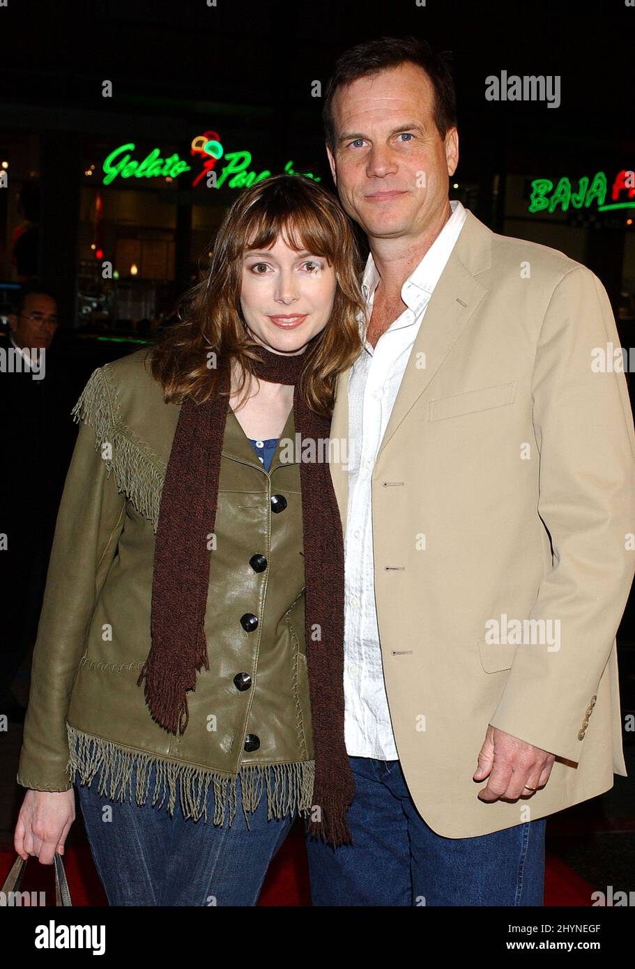 Bill Paxton y su esposa Louise Newbury asisten al estreno de la serie  original de HBO de 'Big Love' en el Teatro Chino Grauman's, Hollywood.  Foto: Prensa del Reino Unido Fotografía de