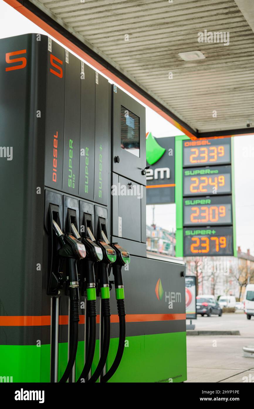 Una gasolinera Munich, Alemania muestra el precio del combustible el de marzo de 2022. A pesar de la vacilación de Alemania de reducir el suministro de combustible de debido