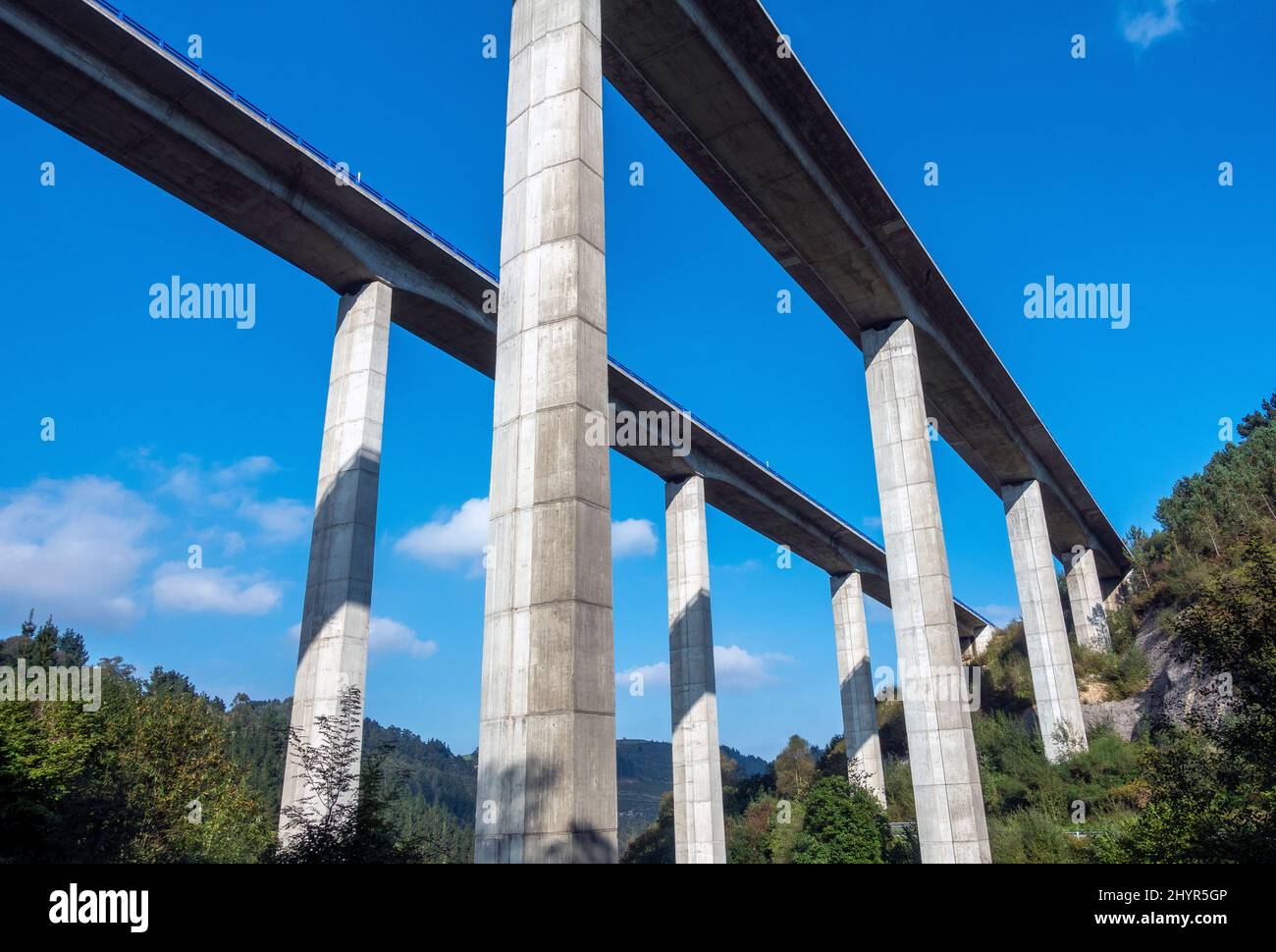 Grandes puentes de carreteras de hormigón armado que se extienden a través de valles en el norte de España Foto de stock