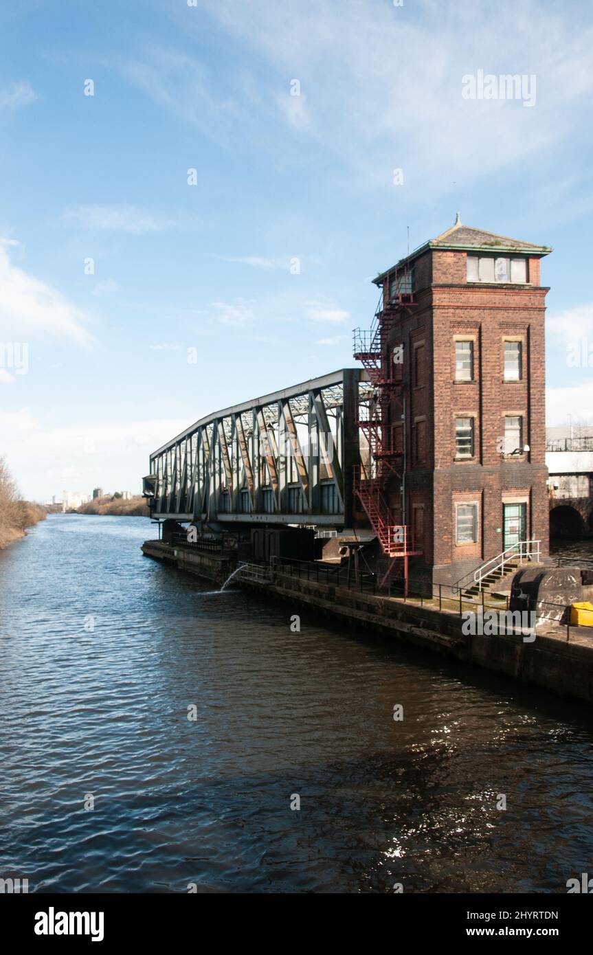 Alrededor del Reino Unido - Una excursión de un día a Worsley, Gran Manchester, Reino Unido, tras el ascenso del Canal Bridgewater - Barton Swing Aqueduct & Control Tower Foto de stock