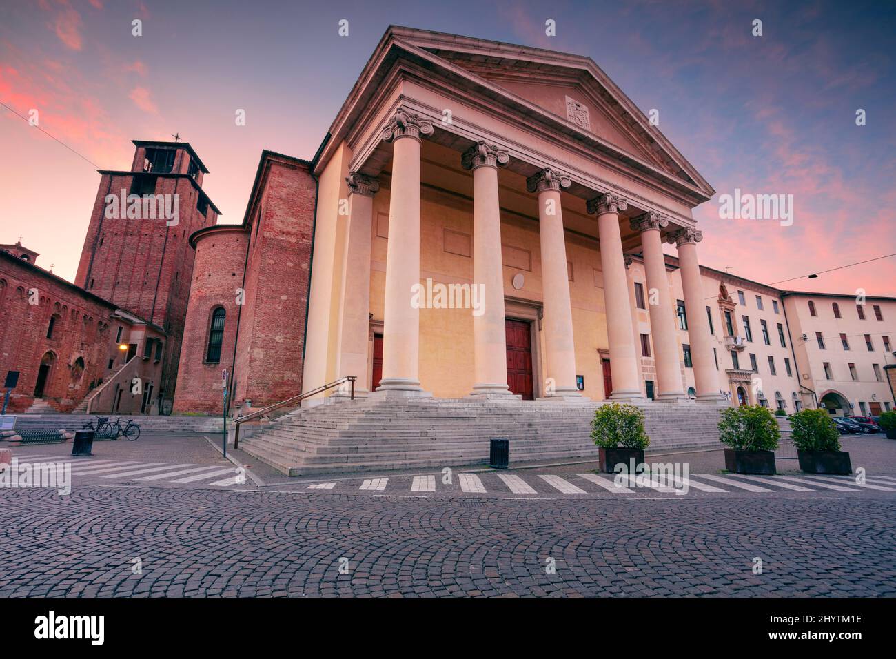 Treviso, Italia. Imagen del paisaje urbano del centro histórico de Treviso, Italia, con la catedral de Treviso al amanecer. Foto de stock