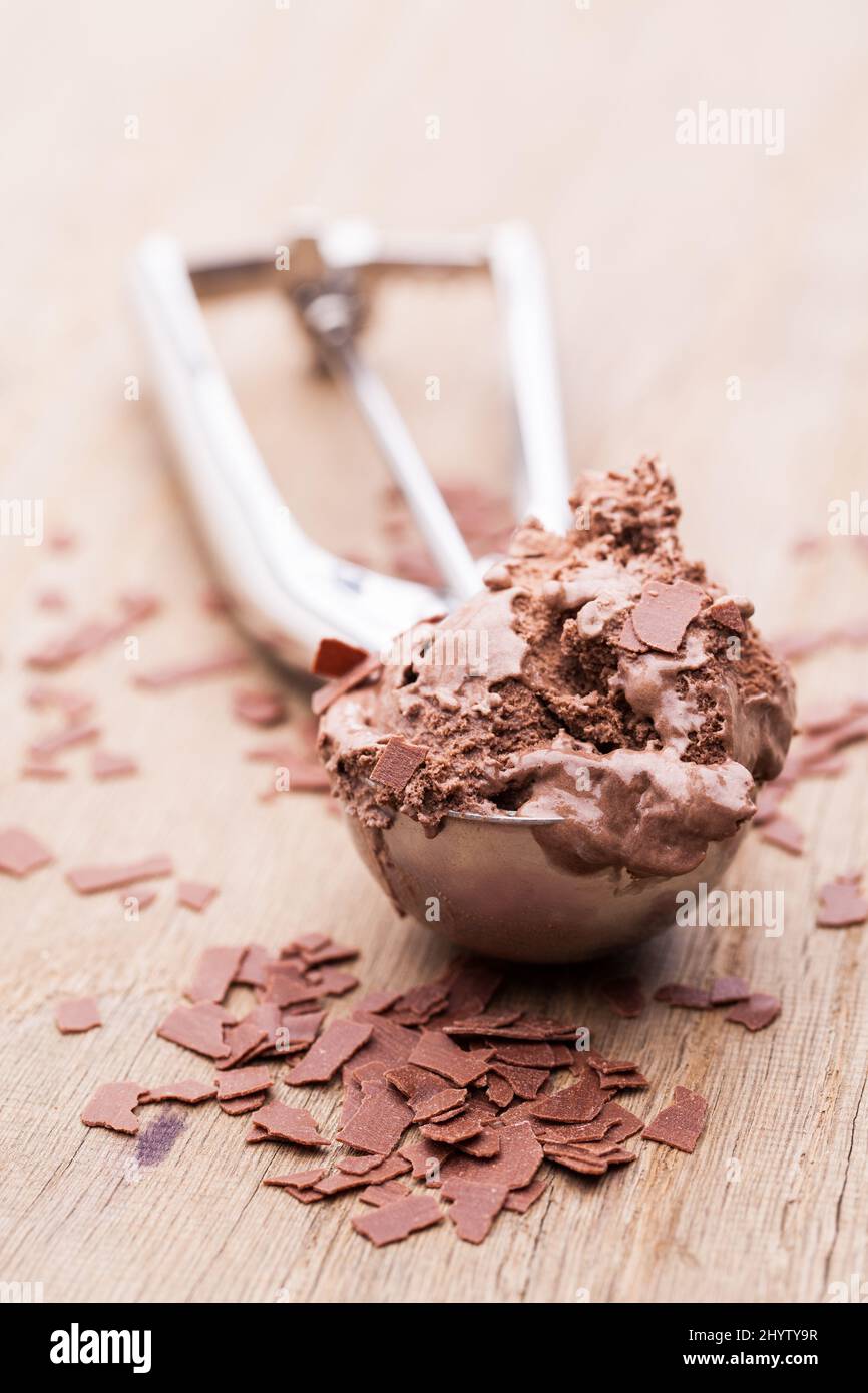 Una cucharada de helado de chocolate con salsa de chocolate Foto de stock