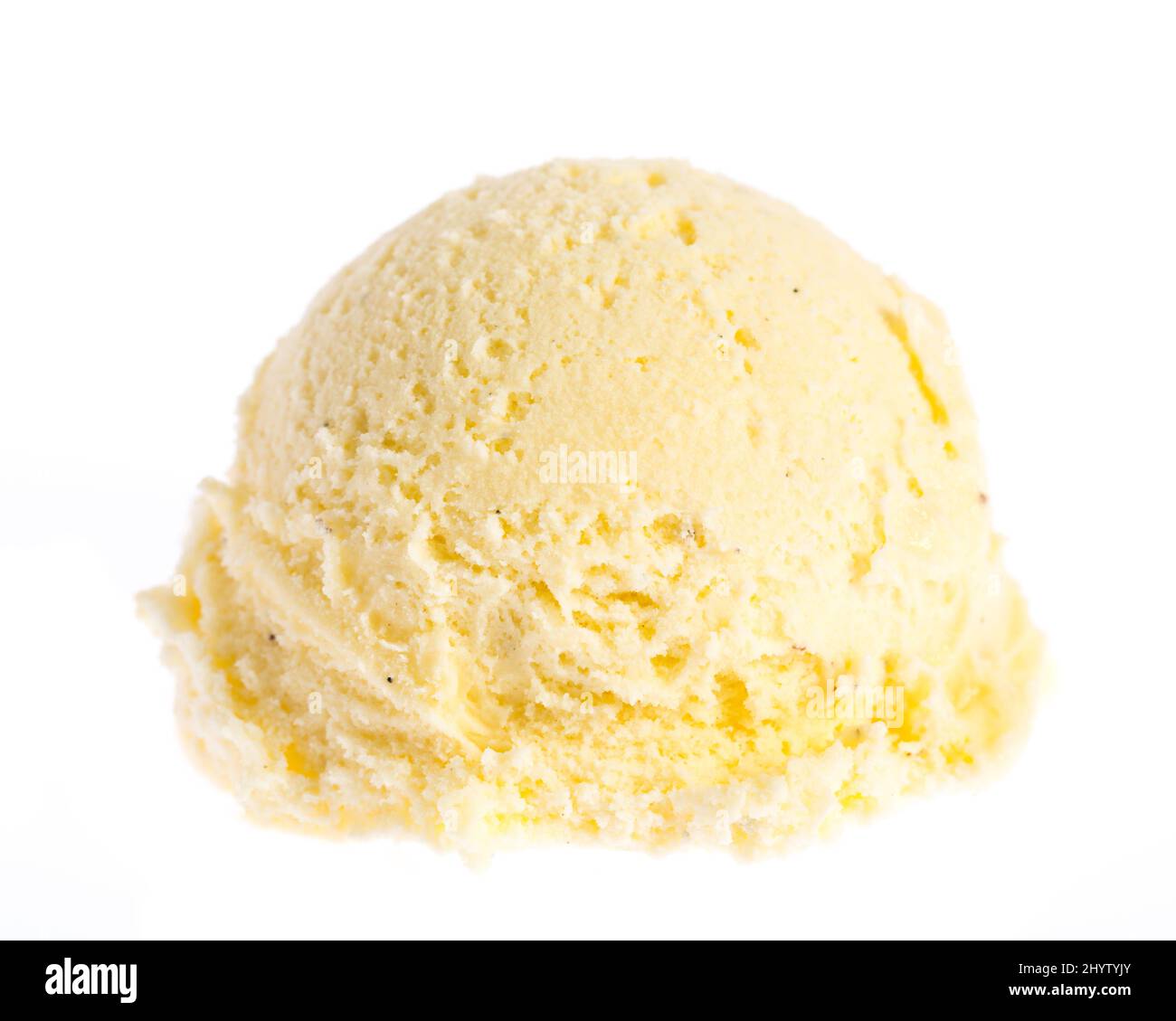 Una bola de helado de vainilla aislado sobre fondo blanco. Foto de stock