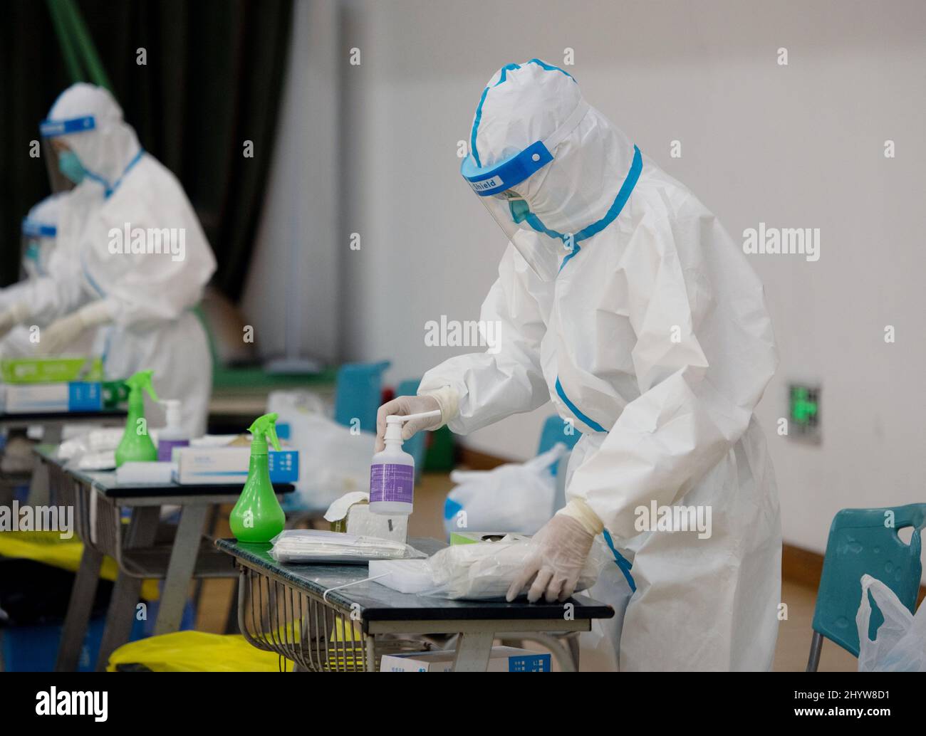 (220315) -- SHANGHAI, 15 de marzo de 2022 (Xinhua) -- Los trabajadores médicos se preparan para llevar a cabo pruebas de ácido nucleico en un sitio de pruebas de ácido nucleico en el distrito de Qingpu en Shanghai, China oriental, 14 de marzo de 2022. Los trabajadores médicos del centro de servicios médicos comunitarios de Xianghuaqiao en el distrito de Qingpu de Shanghai se unieron a la batalla contra el reciente resurgimiento de COVID-19. Han recogido más de 56.000 muestras para pruebas de ácidos nucleicos desde el último resurgimiento de marzo. (Foto de Shen Yiqing/Xinhua) Foto de stock