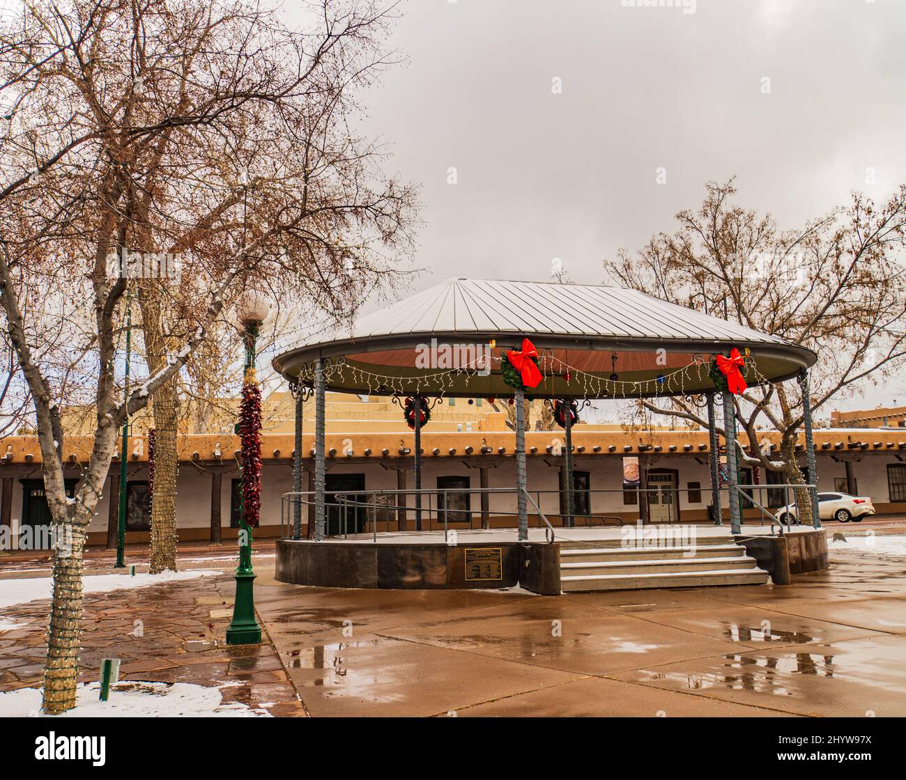 Bandstand de Santa Fe decorado para las vacaciones de Navidad en una fría mañana de invierno en la histórica Plaza de Santa Fe, Nuevo México Foto de stock