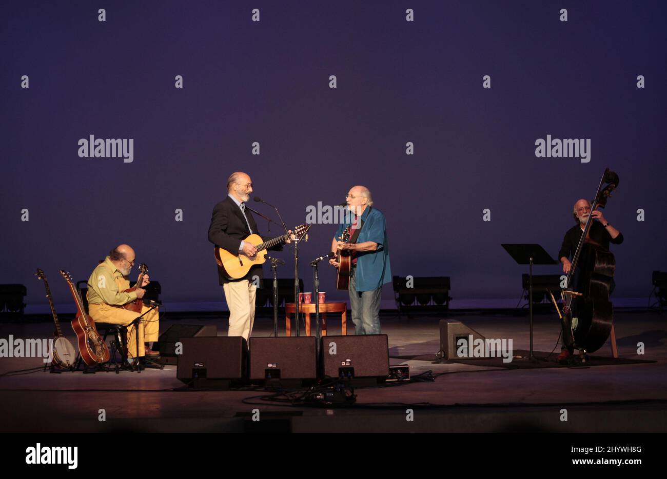 Peter, Paul y Mary en concierto, celebrado en el Bethel Woods Center for the Arts, Nueva York. Foto de stock
