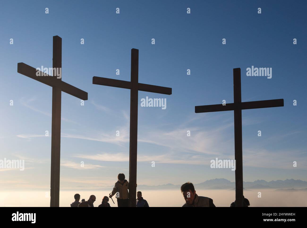 Turistas y tres cruces mirador, Brunate, Como, Lombardía, Italia Foto de stock