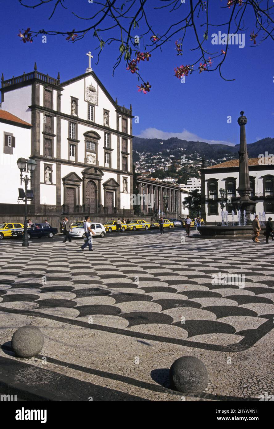 Praìa do Municipio (plaza del ayuntamiento) e Igrega do Colegio (iglesia de Colegio) en Funchal, Madeira, Portugal Foto de stock