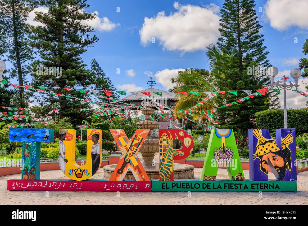 Foto del texto 'TUXPAN' en frente del edificio del kiosco de Tuxpan en