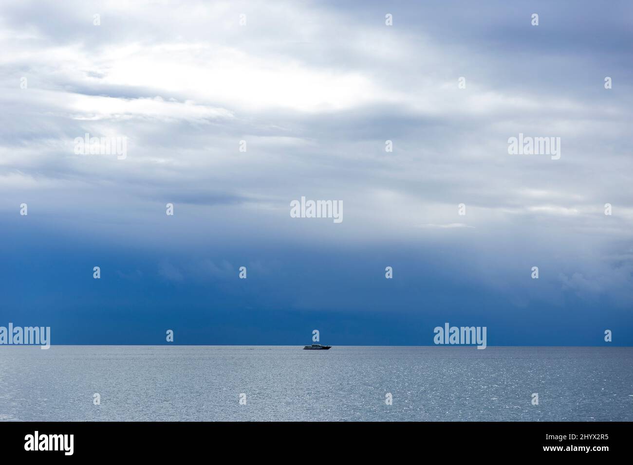 Vista del paisaje sobre el mar Mediterráneo en un día nublado, caprichoso y tormentoso Foto de stock