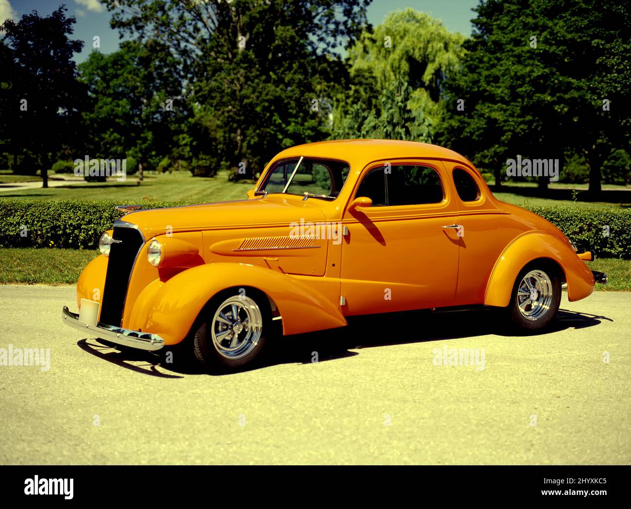 1937 Chevrolet Custom Coupé sobre pavimento. Foto de stock