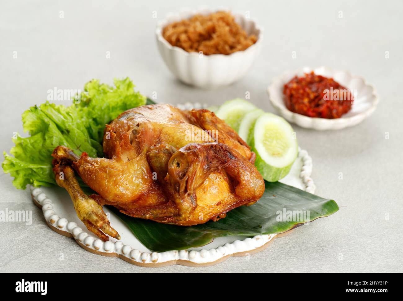 Pollo frito en la freidora Fotografía de stock - Alamy