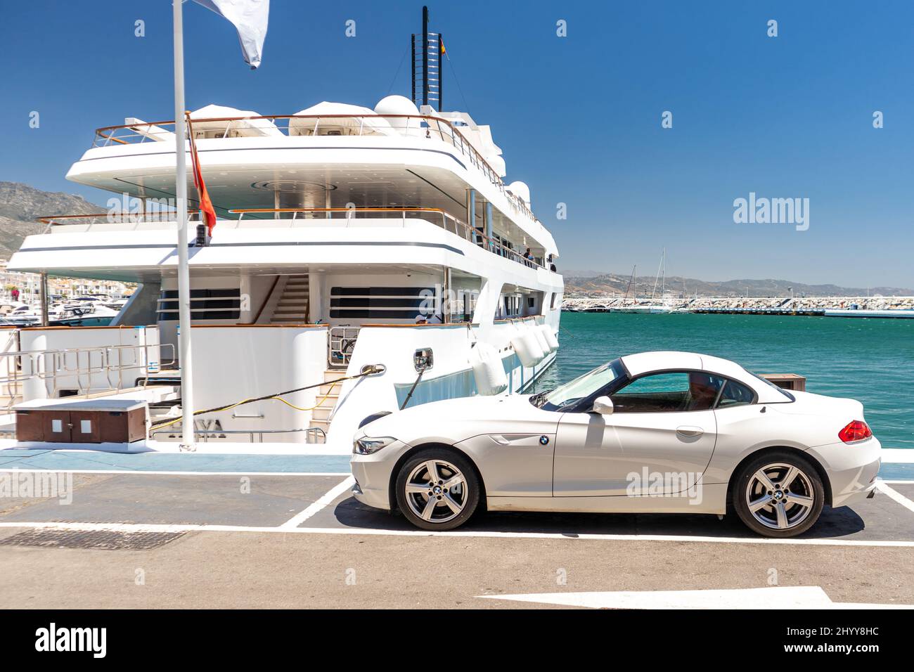 Puerto Banús - Lujo en la Costa del Sol. ¡Coches, barcos, marcas!