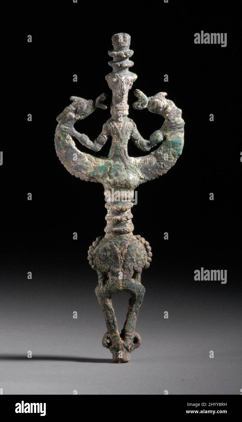 Finial con dos animales que flanquean a un humano. Luristán, alrededor