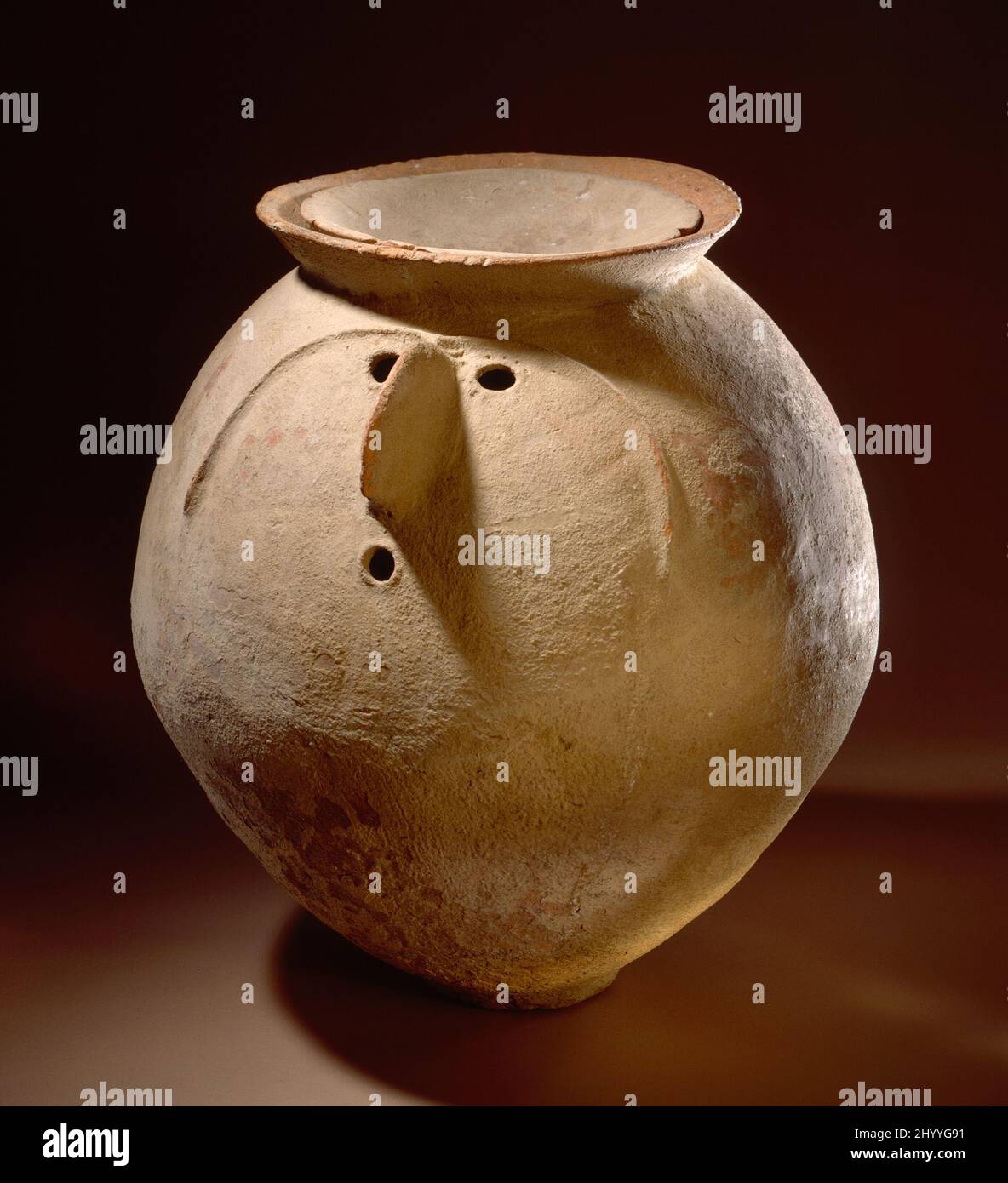 Urna crematoria con tapa. Pakistán, Valle de Swat, Cultura de la Grave de Gandhara, alrededor de 1200 a.C. Mobiliario; Accesorios. Terracota Foto de stock