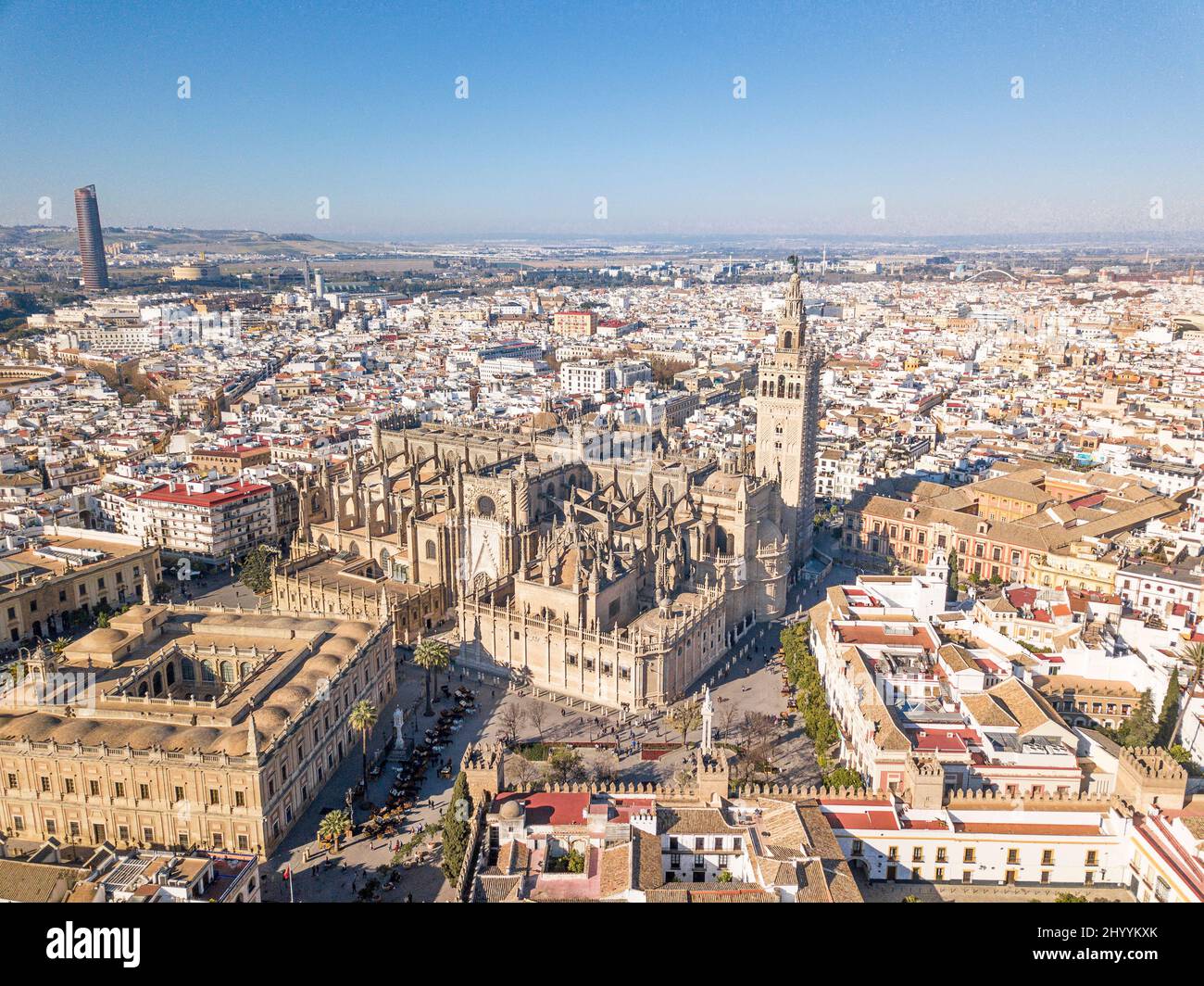 Perspectiva aérea panorámica de la Catedral de Sevilla. Vista desde arriba, frente a la catedral se encuentra el edificio de 'Archivos de Indias'. Foto de stock