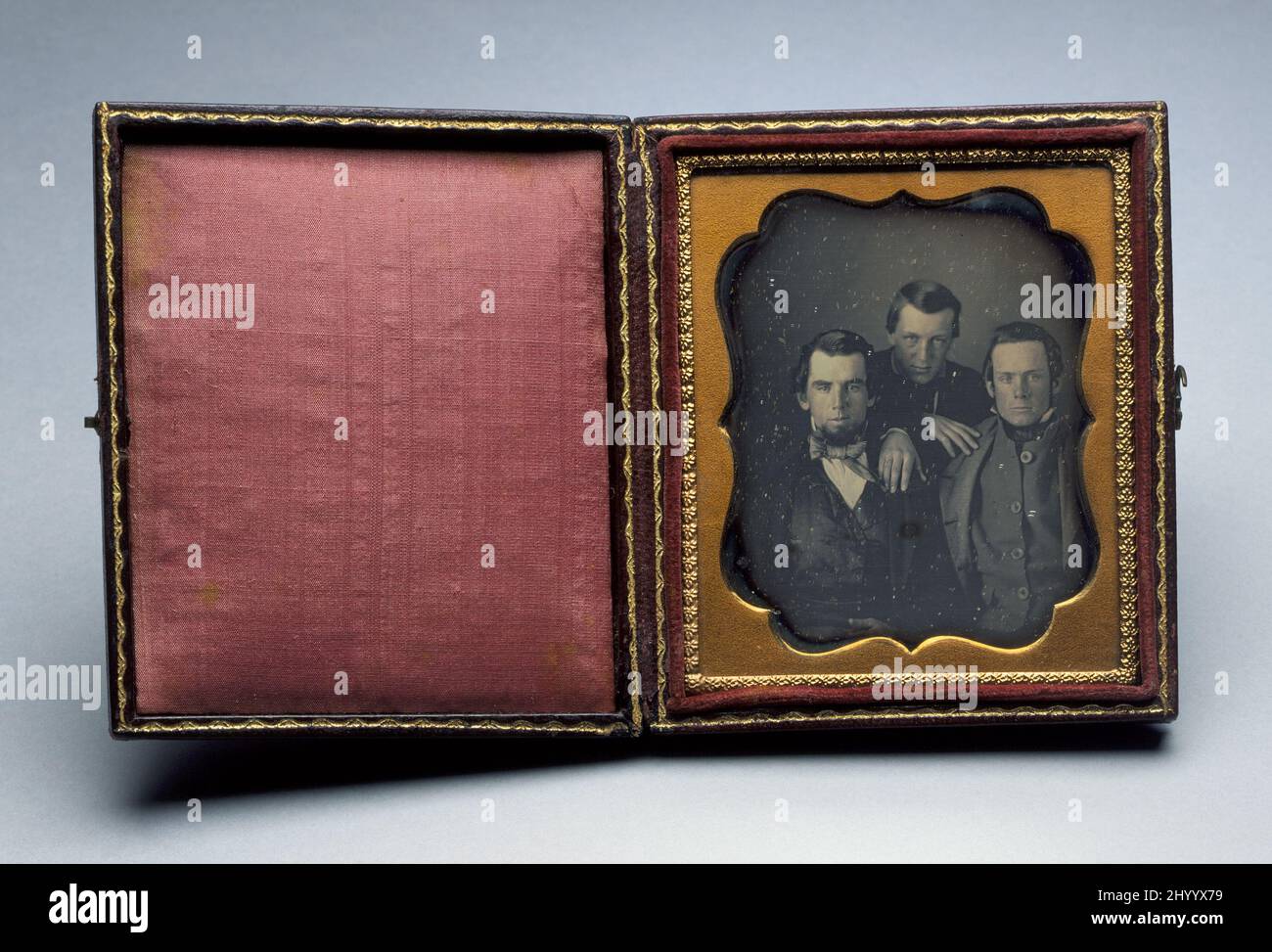 Retrato de 3 hombres no identificados. Alrededor de 1850. Fotografías. Daguerreotype (1/6 placas) con 4 soportes preservador en estuche de cuero Foto de stock