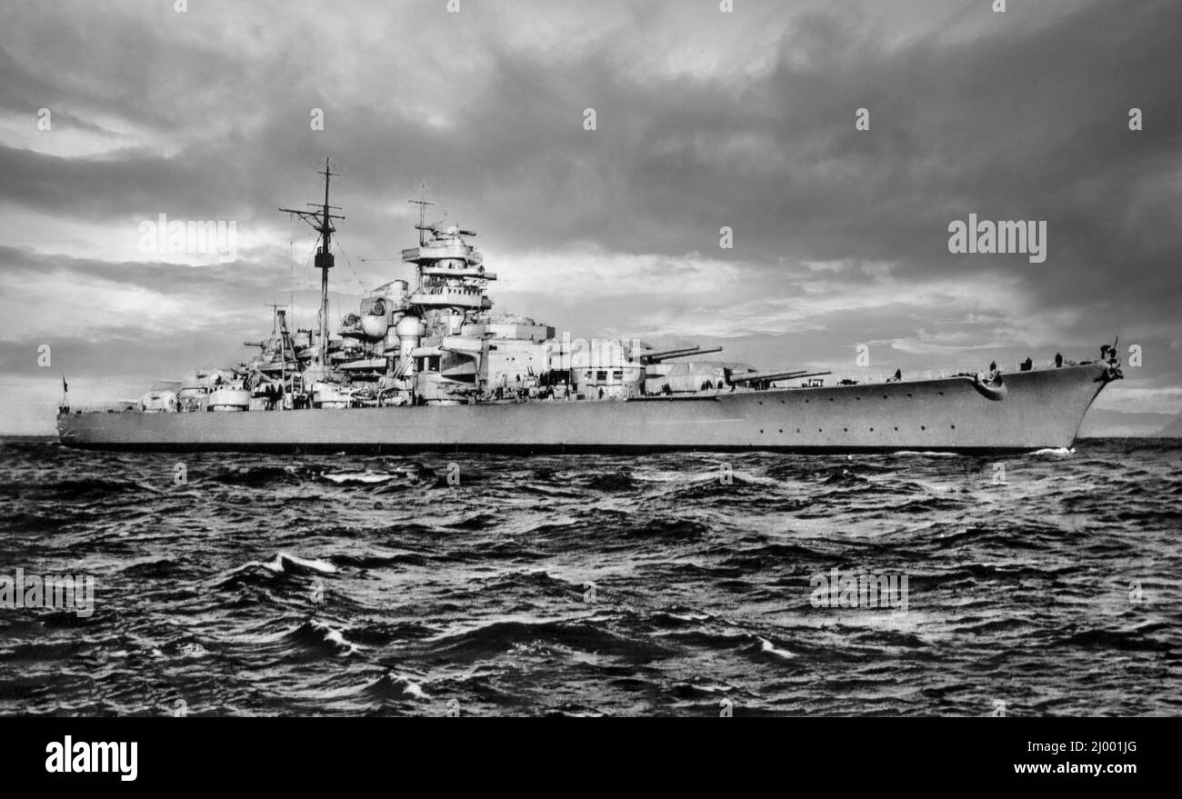 El acorazado nazi Bismarck El primero de dos acorazados de clase Bismarck construidos para la Alemania nazi Kriegsmarine. El barco, que lleva el nombre del canciller Otto von Bismarck, fue colocado en el astillero Blohm & Voss de Hamburgo en julio de 1936 y lanzado en febrero de 1939. Mayo 27 HMS King George V y HMS Rodney, en un ataque de una hora de duración, incapacitaron al Bismarck, y una hora y media más tarde se hundió después de ser golpeado por tres torpedos del crucero Dorsetshire. Foto de stock