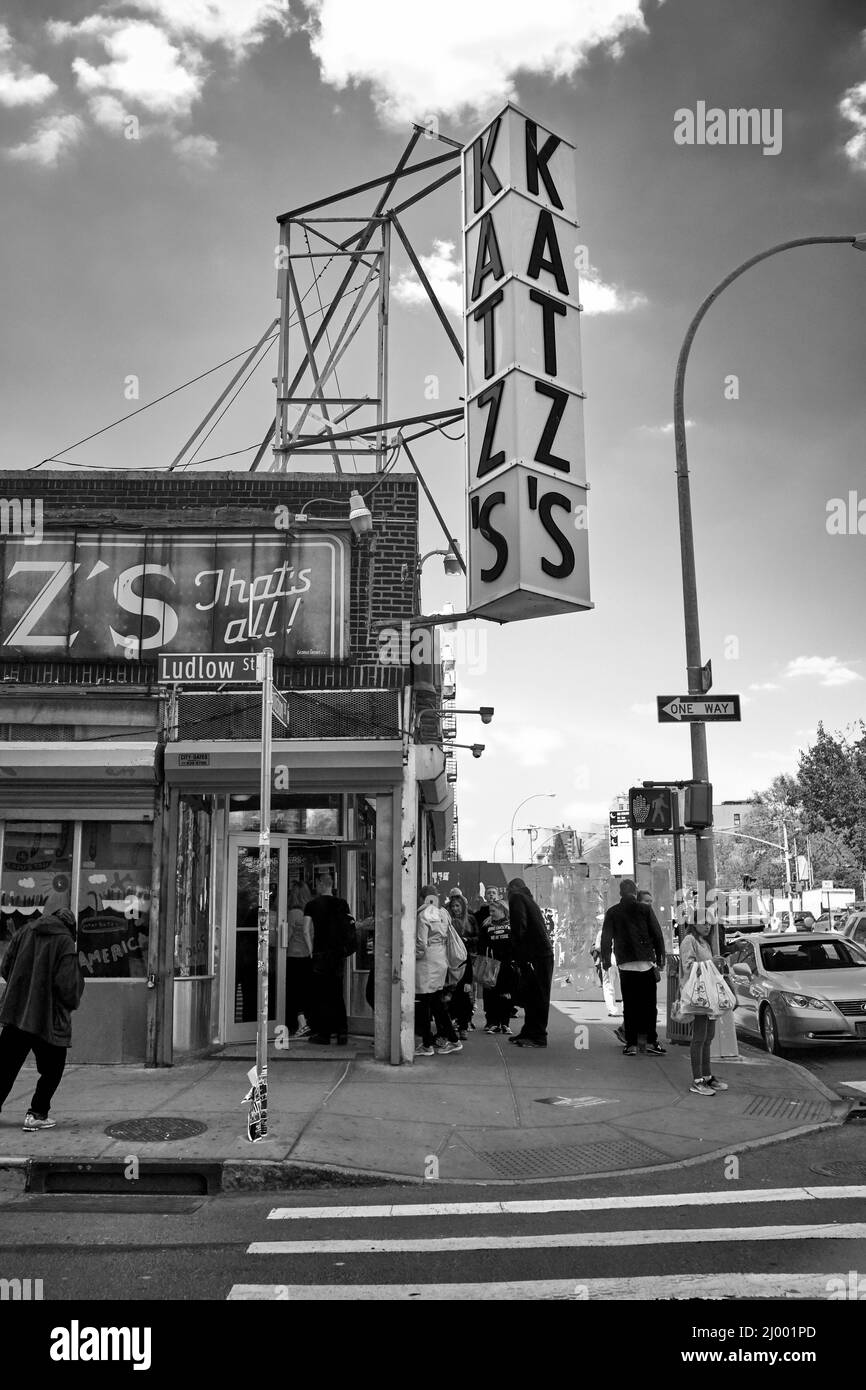 Katz's Deli, famoso en todo el mundo, situado en la parte baja este de Manhattan, Nueva York, Estados Unidos. Exterior del restaurante con gente en la entrada. Foto de stock