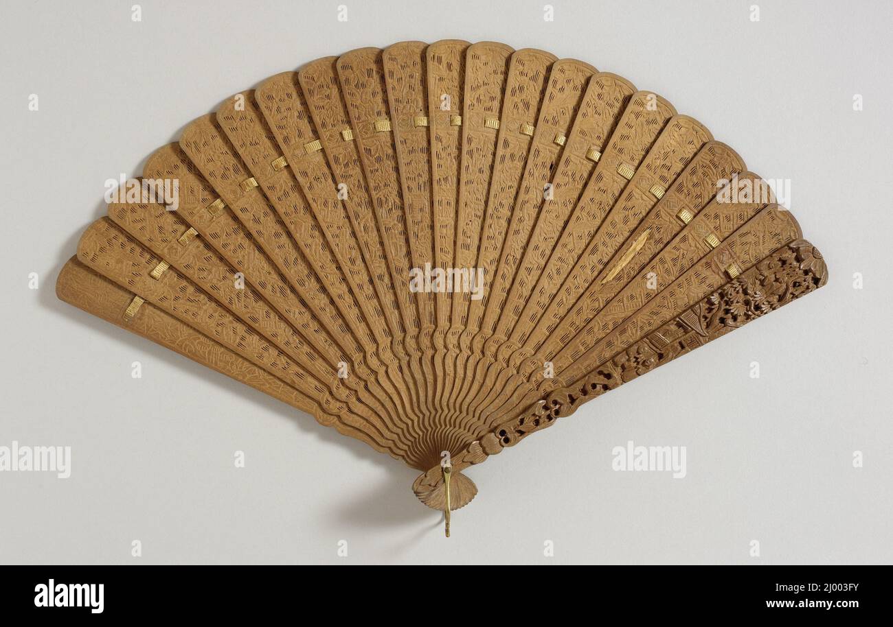 Ventilador de brisé. China, 1870. Trajes; Accesorios. Palos de madera de sándalo, cinta de seda, lazo metálico de latón y remache Foto de stock