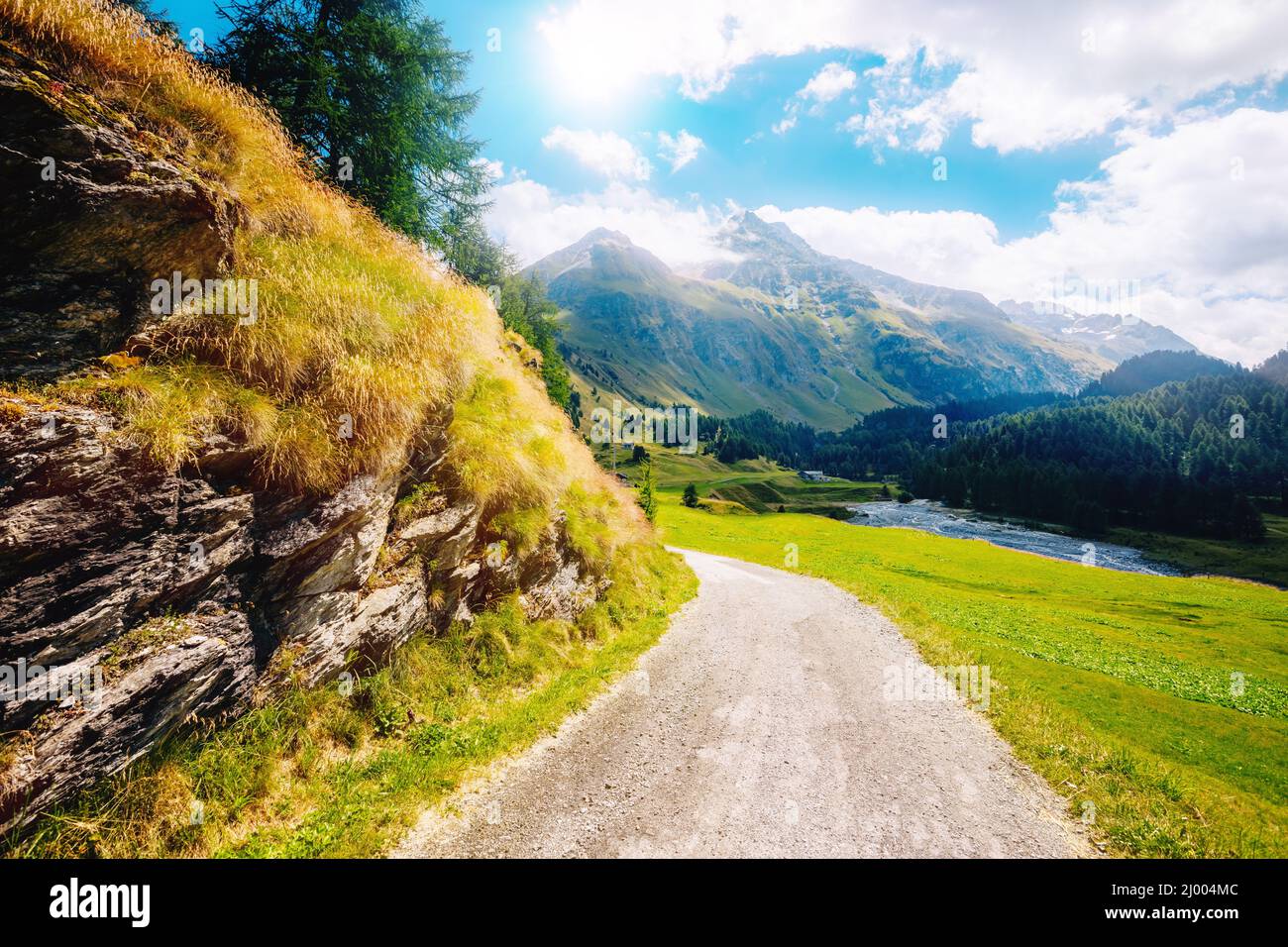 Grandes vistas de las colinas del día soleado. Hermosa y pintoresca escena. Emplazamiento Maloja pass Alpes Suizos, cantón de los Grisones, Suiza Europ Foto de stock