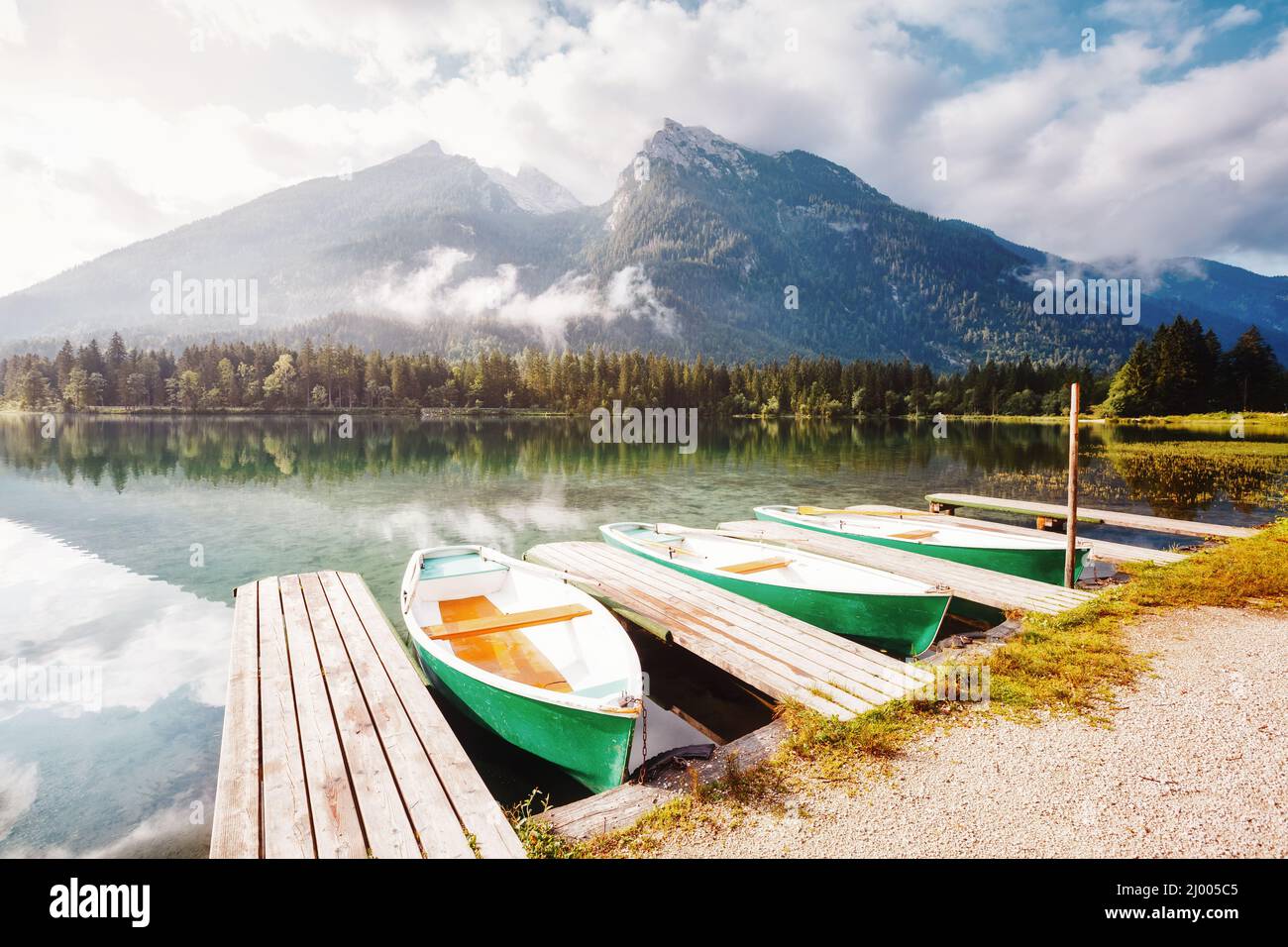 Famoso lago Hintersee con el muelle de madera en día soleado. La pintoresca escena. Ubicación resort Ramsau, Parque Nacional Berchtesgadener Land, Bavar superior Foto de stock