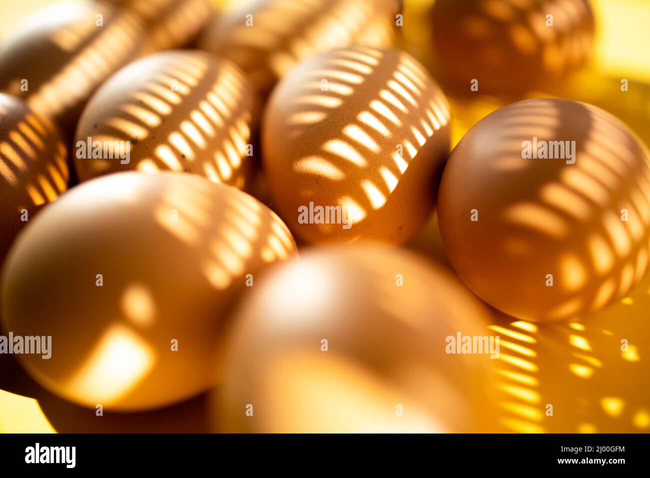 Primer plano del grupo de huevos crudos con patrón de sombra claro Foto de stock