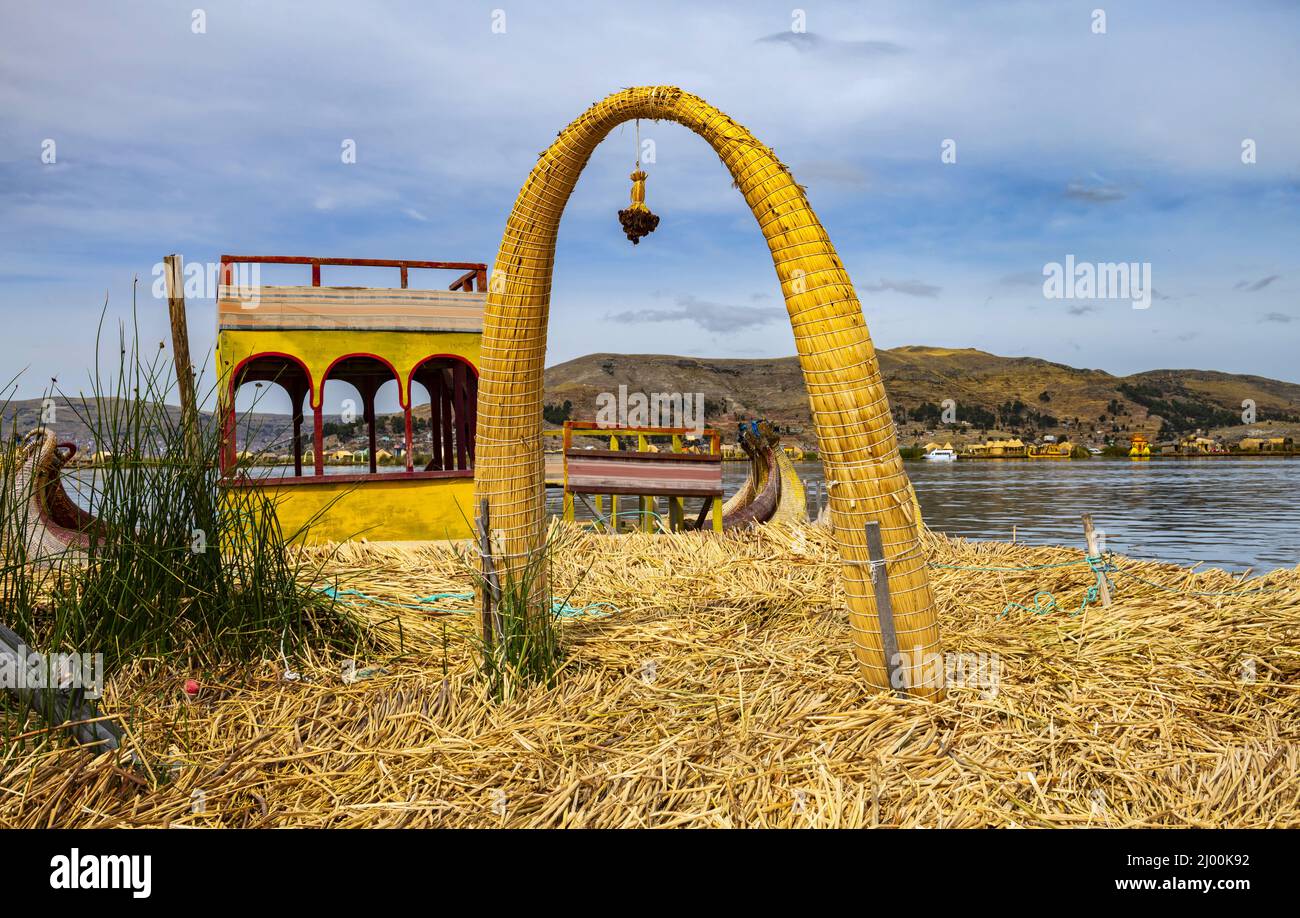 Puerta de reed en la isla flotante en el Lago Titicaca Foto de stock