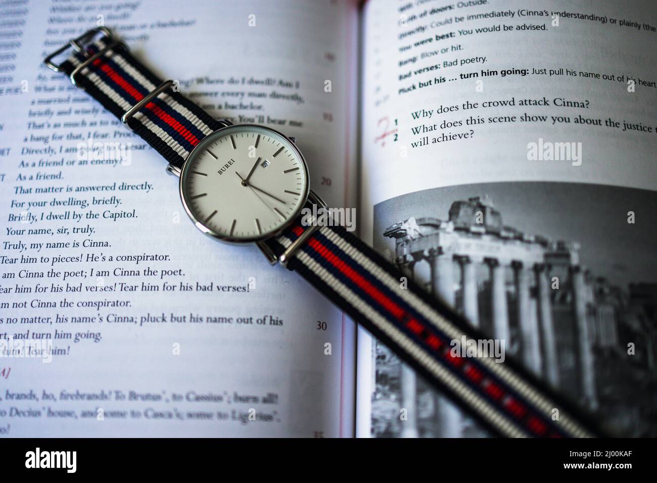 Foto de estilo de producto de un reloj de vestir Burei en un libro  Fotografía de stock - Alamy