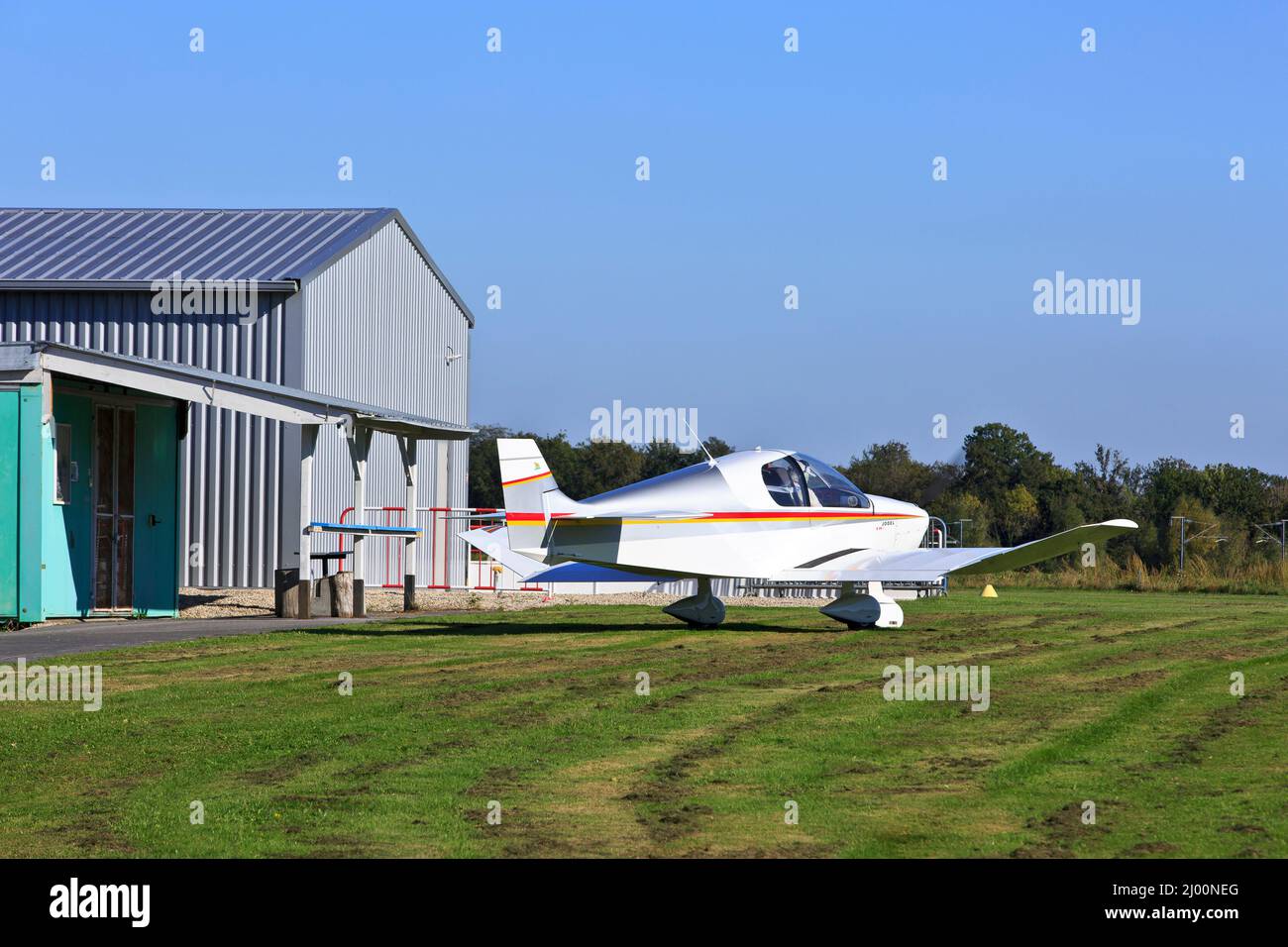Pequeños aviones haciendo taxis y preparándose para despegar en el Aeródromo de Chateau Thierry - Belleau (Aisne), Francia Foto de stock