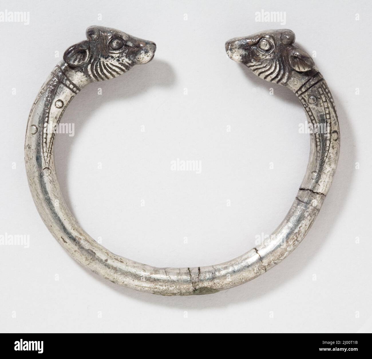 Pulsera. Irán, período aquaeménido (550-330 a.C.). Joyería y adornos; pulseras. Plata Foto de stock