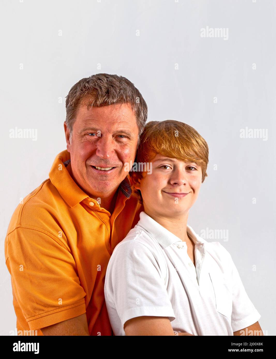 Padre e hijo se divierten y abrazando juntos Foto de stock