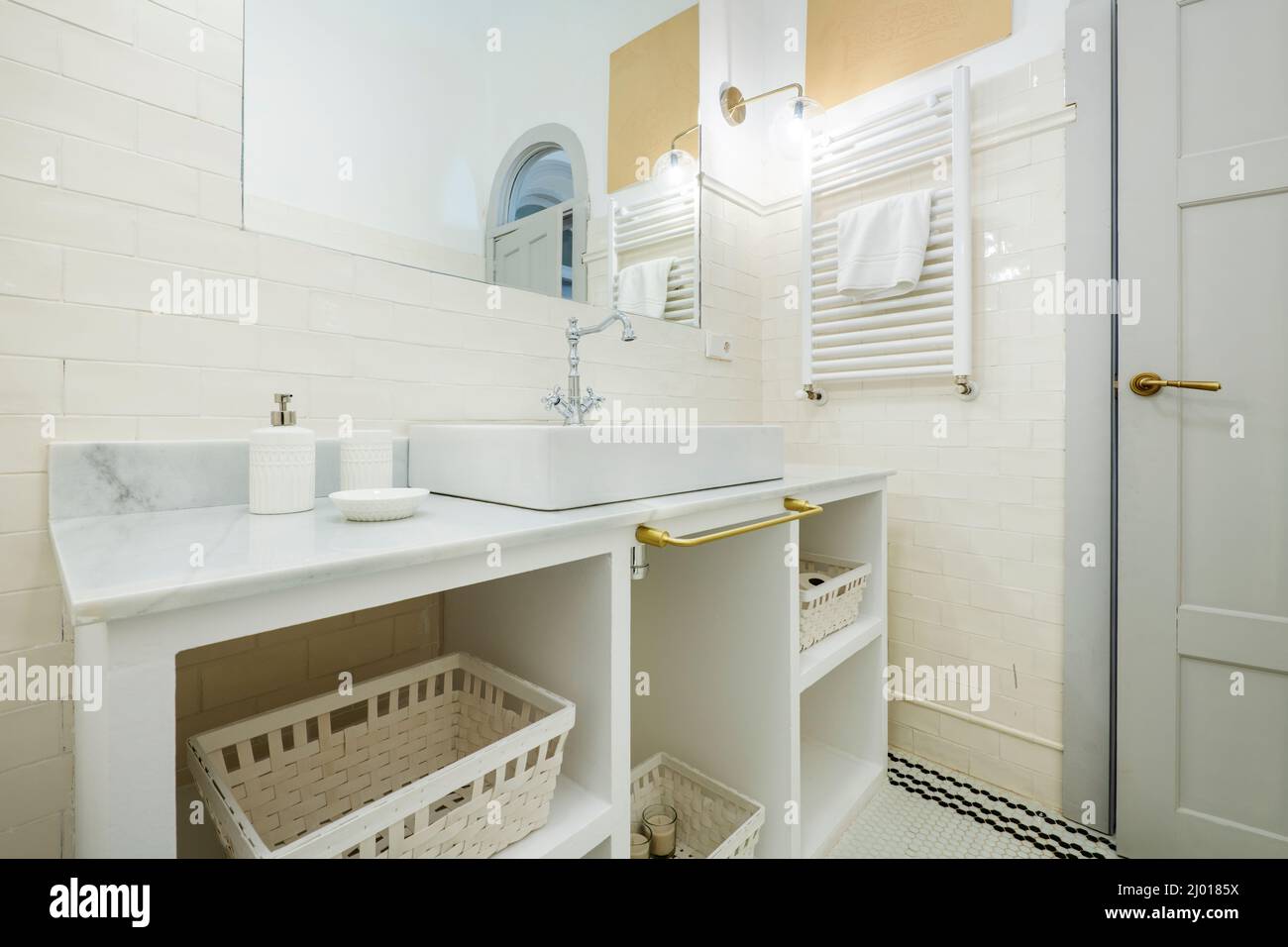 Cuarto De Baño Con Accesorios De Porcelana Blanca Ducha De Aluminio Gris  Foto de archivo - Imagen de interior, sitio: 244354778