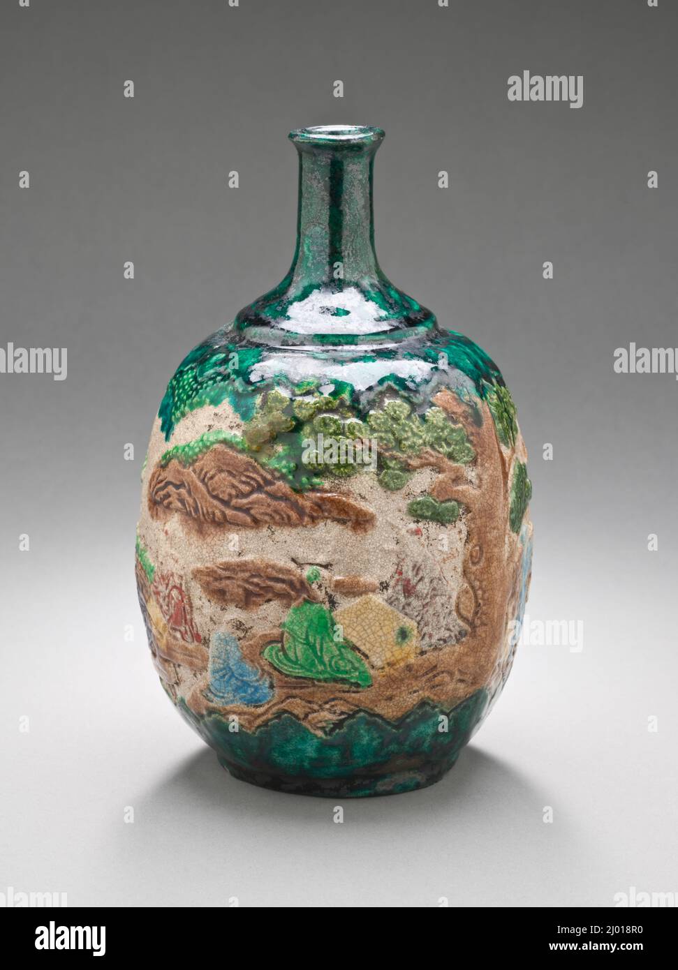 Botella de Sake con diseño de inmortales Daoístas y un Kirin en un paisaje. Japón, período Edo (1615-1868), siglo 18th. Cerámica. Cerámica de Chennai (Shido); loza con esmalte transparente y esmaltes de colores Foto de stock