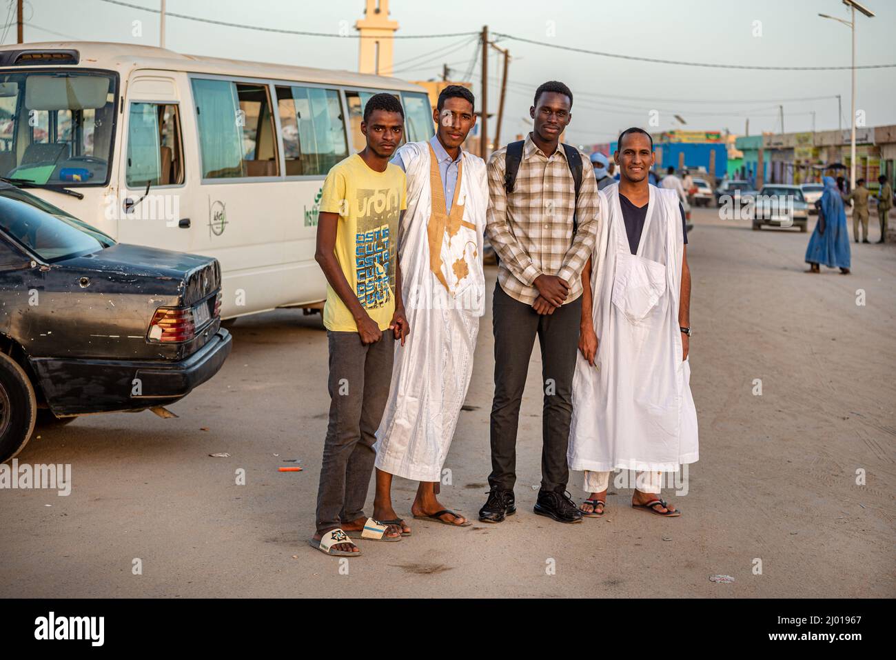 Cuatro jóvenes de diferentes etnias que se presentan para un cuadro de grupo, Atar, Mauritania Foto de stock