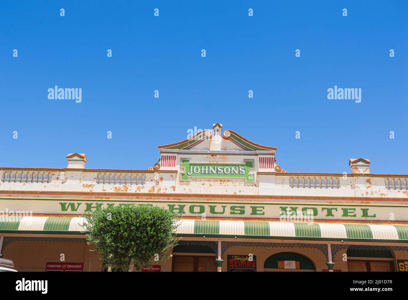 Detalles arquitectónicos del antiguo pub Outback White House Hotel en Tower Street, en la