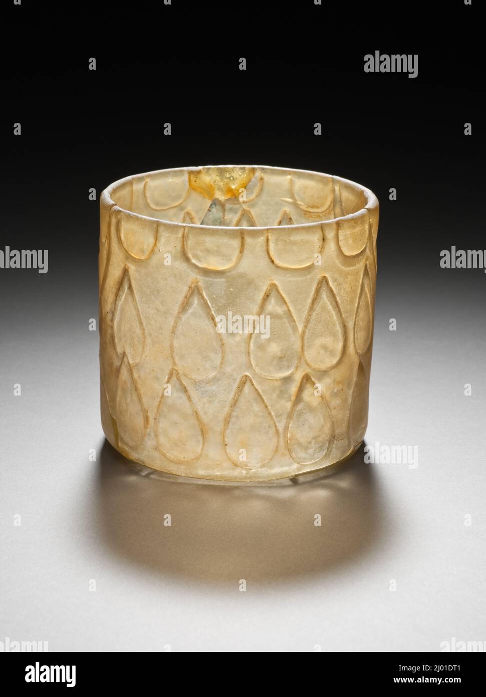 Vaso de precipitados. Irán, siglo 9th. Vidrio. Cristal, decoración impresionada Foto de stock