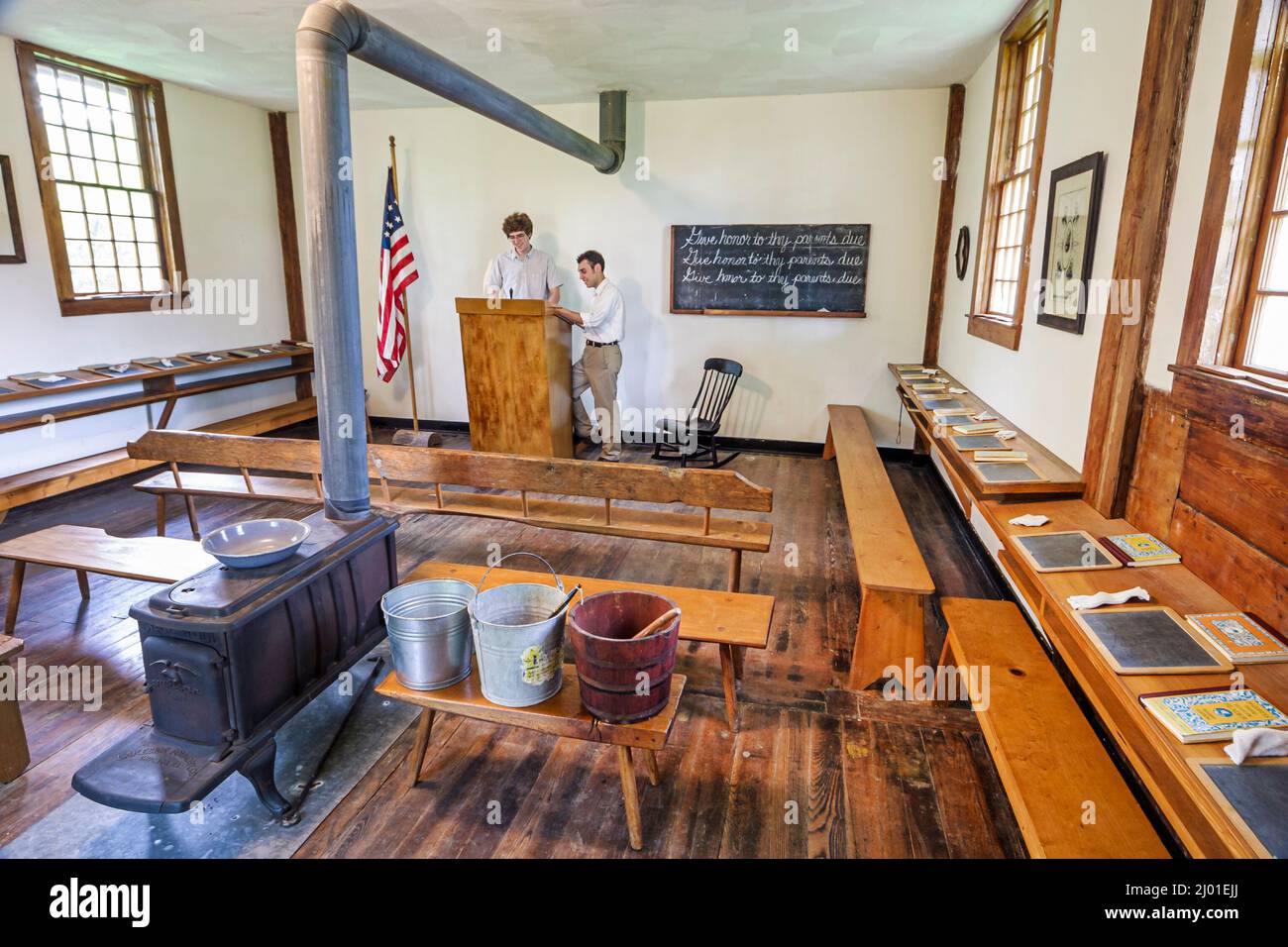 Ohio Lorain County, Oberlin, Heritage Center, centro, Little Red Schoolhouse 1836, educación, estudio, bancos, una habitación, estufa, OH0615040024 Foto de stock
