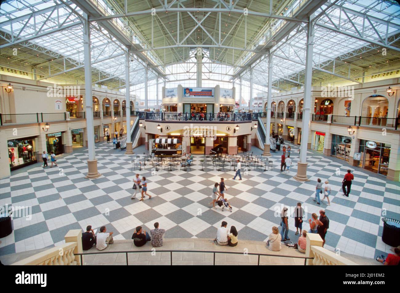 Ohio Columbus, centro comercial Easton Town Center, tema de la pequeña  ciudad, interior Fotografía de stock - Alamy