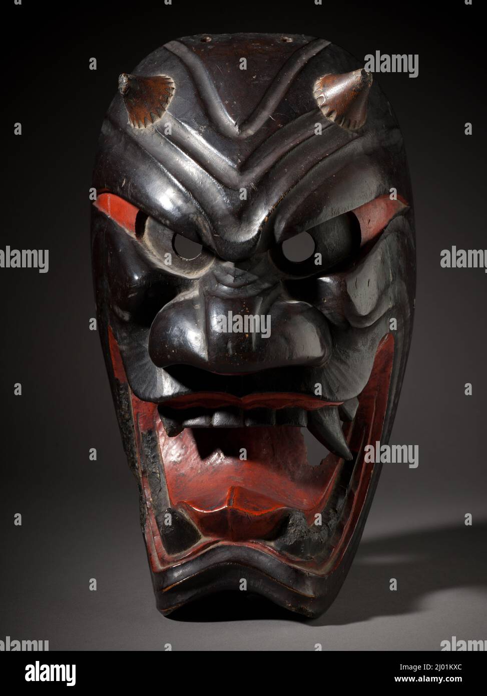 Máscara de demonio. Japón, finales del período Edo (principios del siglo 19th). Joyas y adornos; máscaras. Madera, laca roja y negra, latón, pigmento Foto de stock