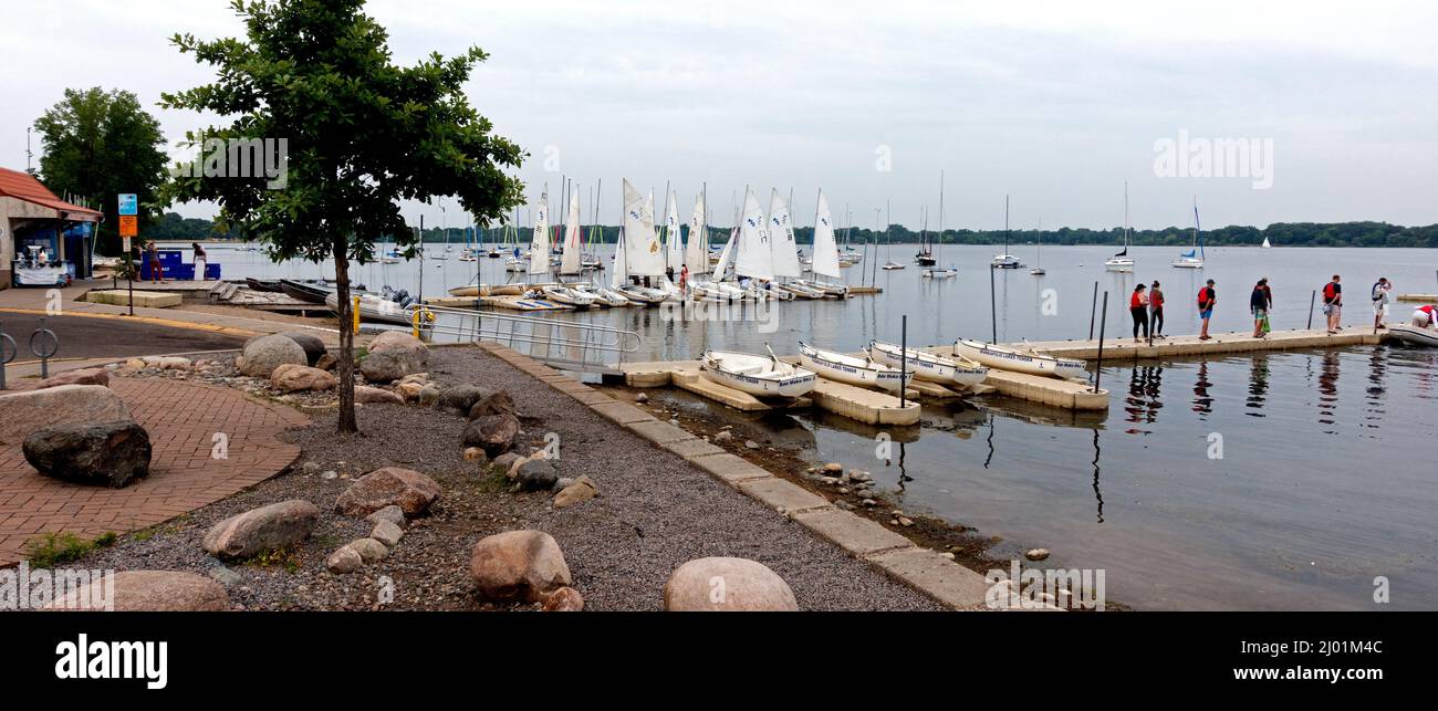 Barcos de vela amarrados y personas de pie en el muelle del Lago BDE Maka Ska (era el Lago Calhoun). . Minneapolis Minnesota MN Estados Unidos Foto de stock