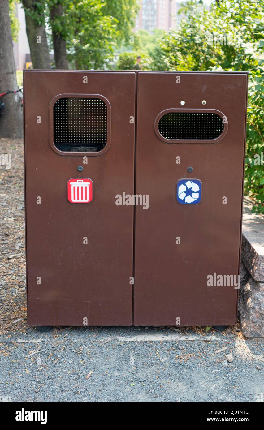 Un par de contenedores para reciclaje y basura ubicados en el Jardín de Esculturas de Minneapolis. Minneapolis Minnesota MN Estados Unidos Foto de stock