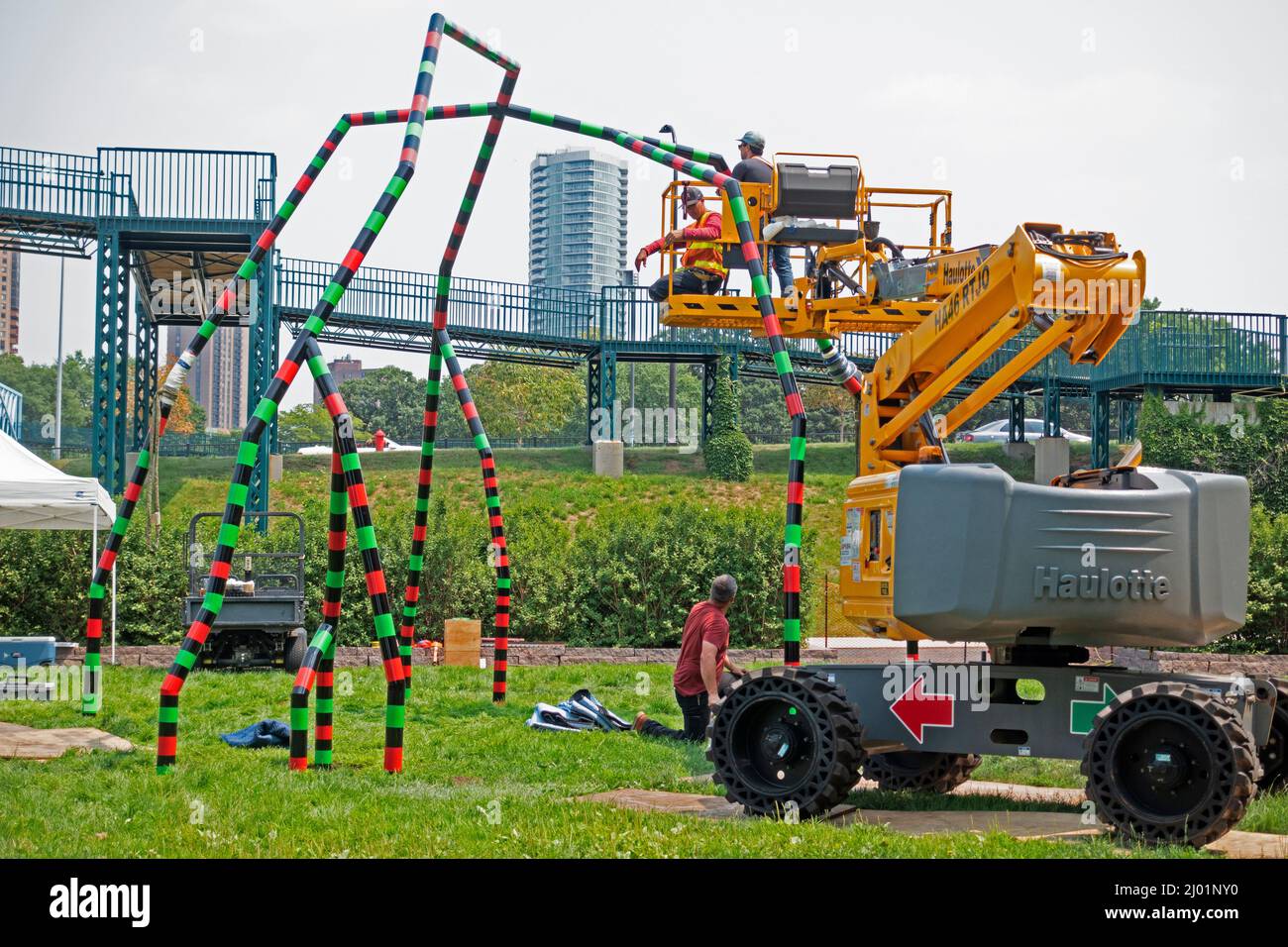 Máquina de elevación para instalar arte en el jardín de esculturas de Minneapolis. Minneapolis Minnesota MN Estados Unidos Foto de stock