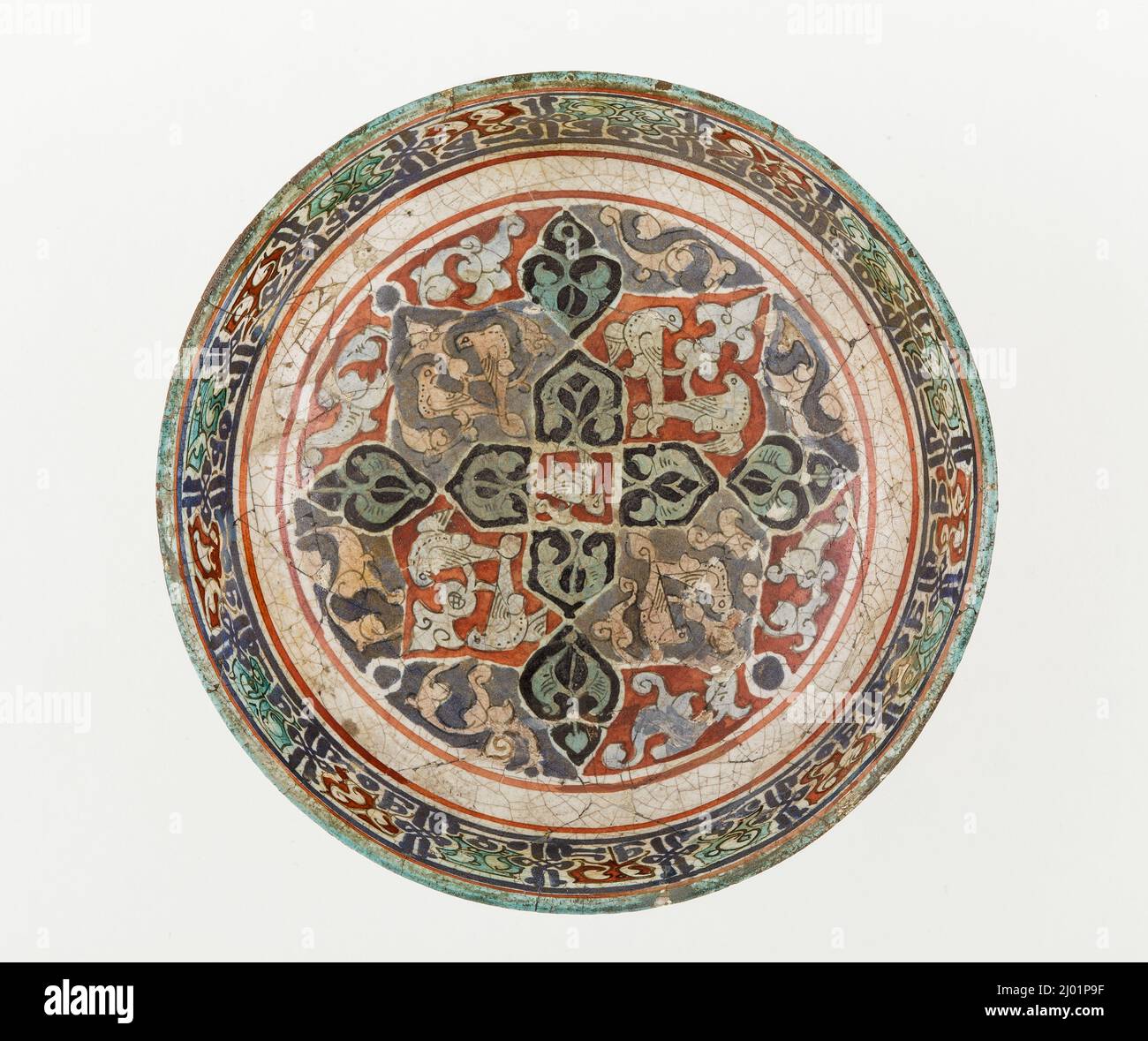 Cuenco. Irán, finales del siglo 12th-13th. Cerámica. Fritware, esmaltado y pintado (mina'i) Foto de stock