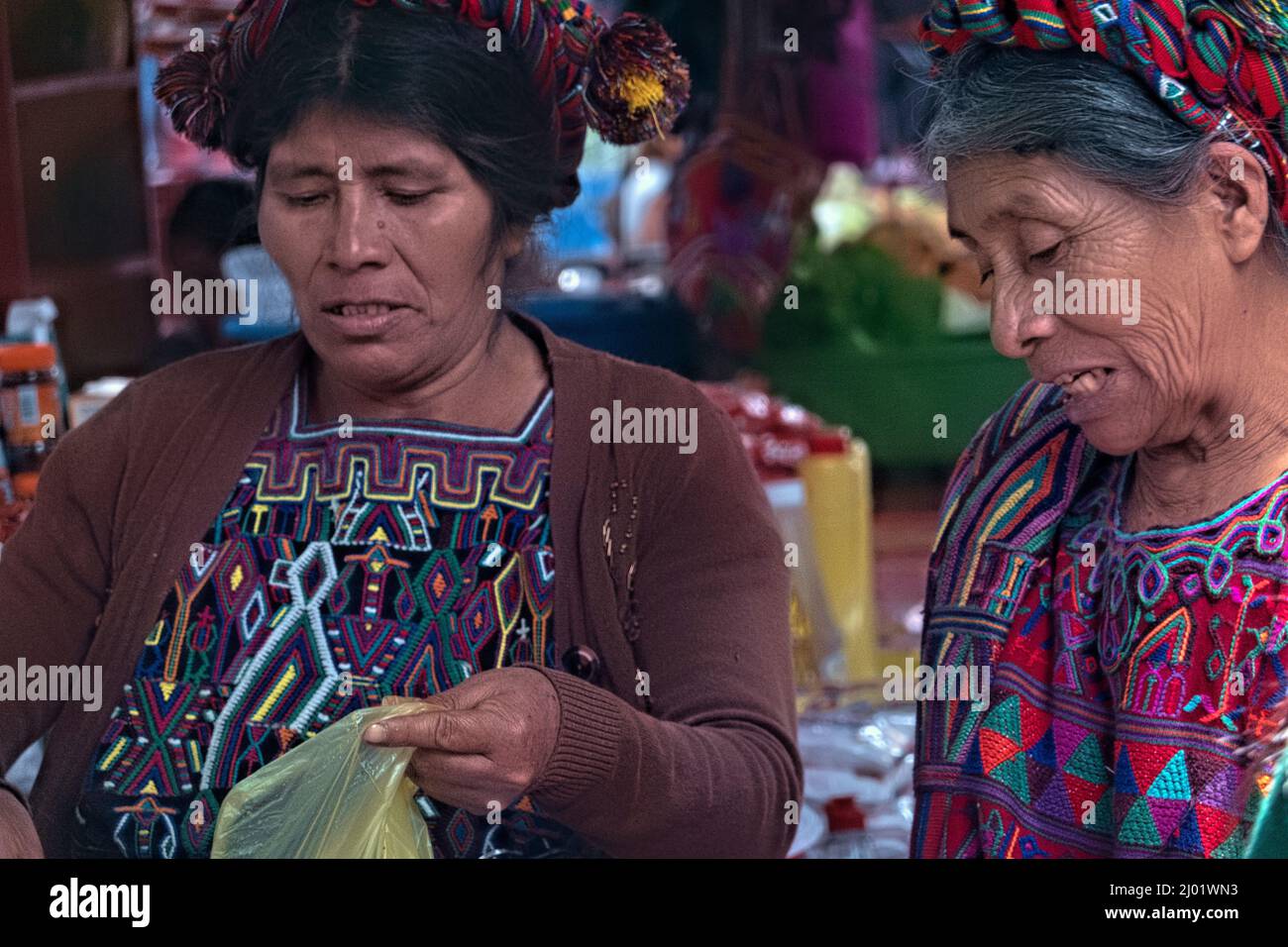 Mujeres Ixil en el colorido mercado tradicional, Nebaj, El Quiché, Guatemala Foto de stock
