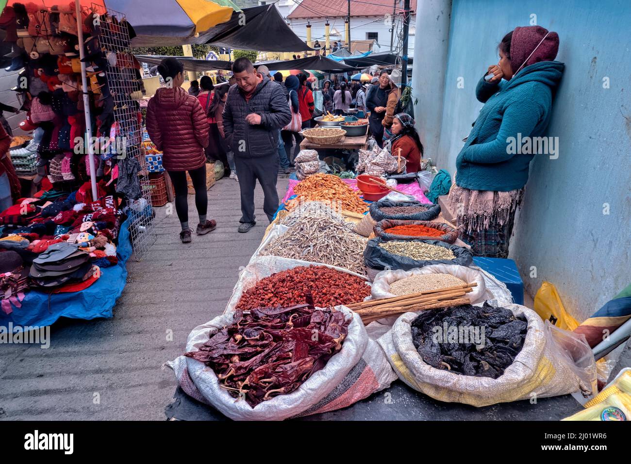 Chiles y pescado seco en venta en el mercado, Nebaj, El Quiché, Guatemala Foto de stock
