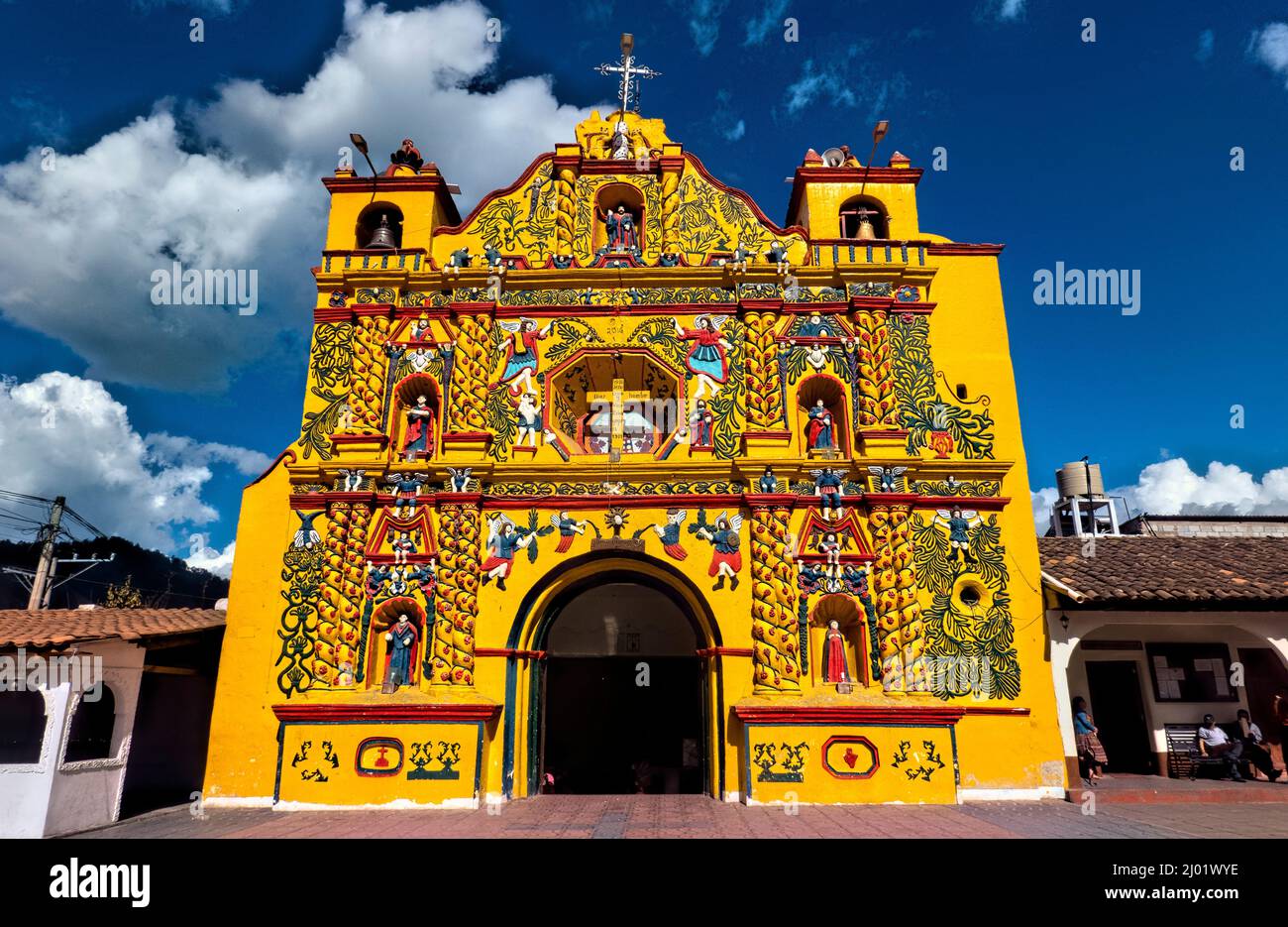 La iglesia increíblemente colorida de San Andrés Xecul, Totonicapán, Guatemala Foto de stock