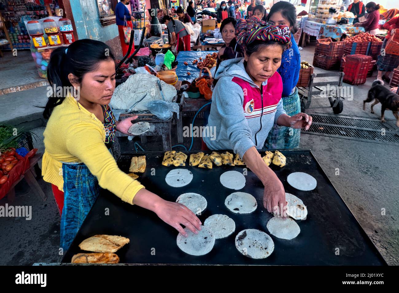 Mujeres Ixil que hacen tamales en el mercado, Nebaj, El Quiché, Guatemala Foto de stock